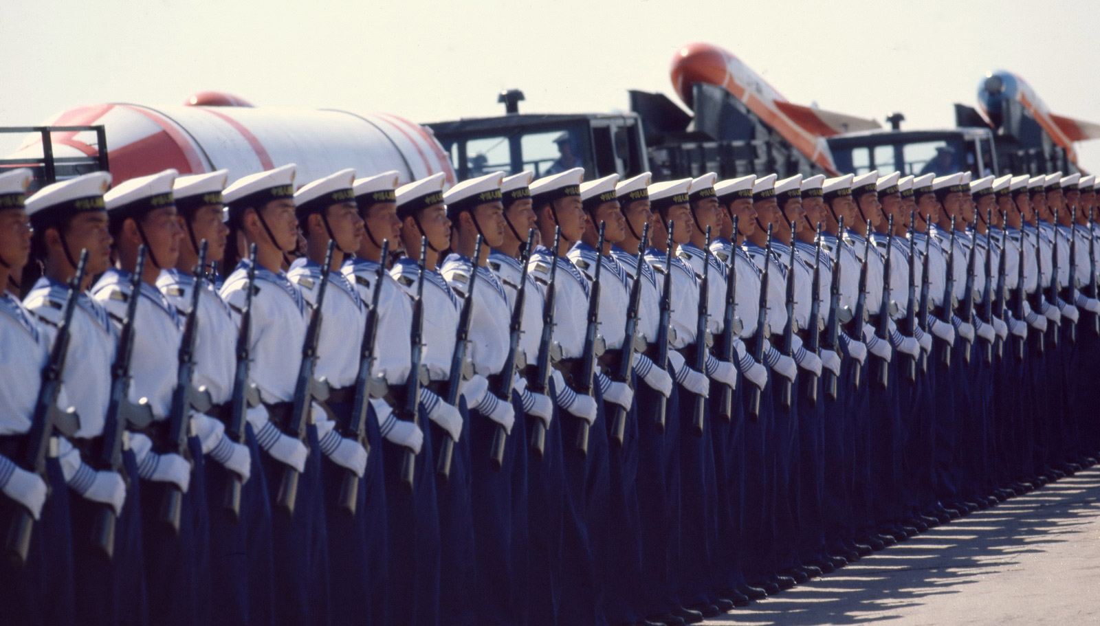 1984年，中华人民共和国国庆35周年阅兵在北京举行。图为海军导弹方队装载着潜艇水下发射的潜地导弹和舰对舰导弹列阵。 乔天富摄