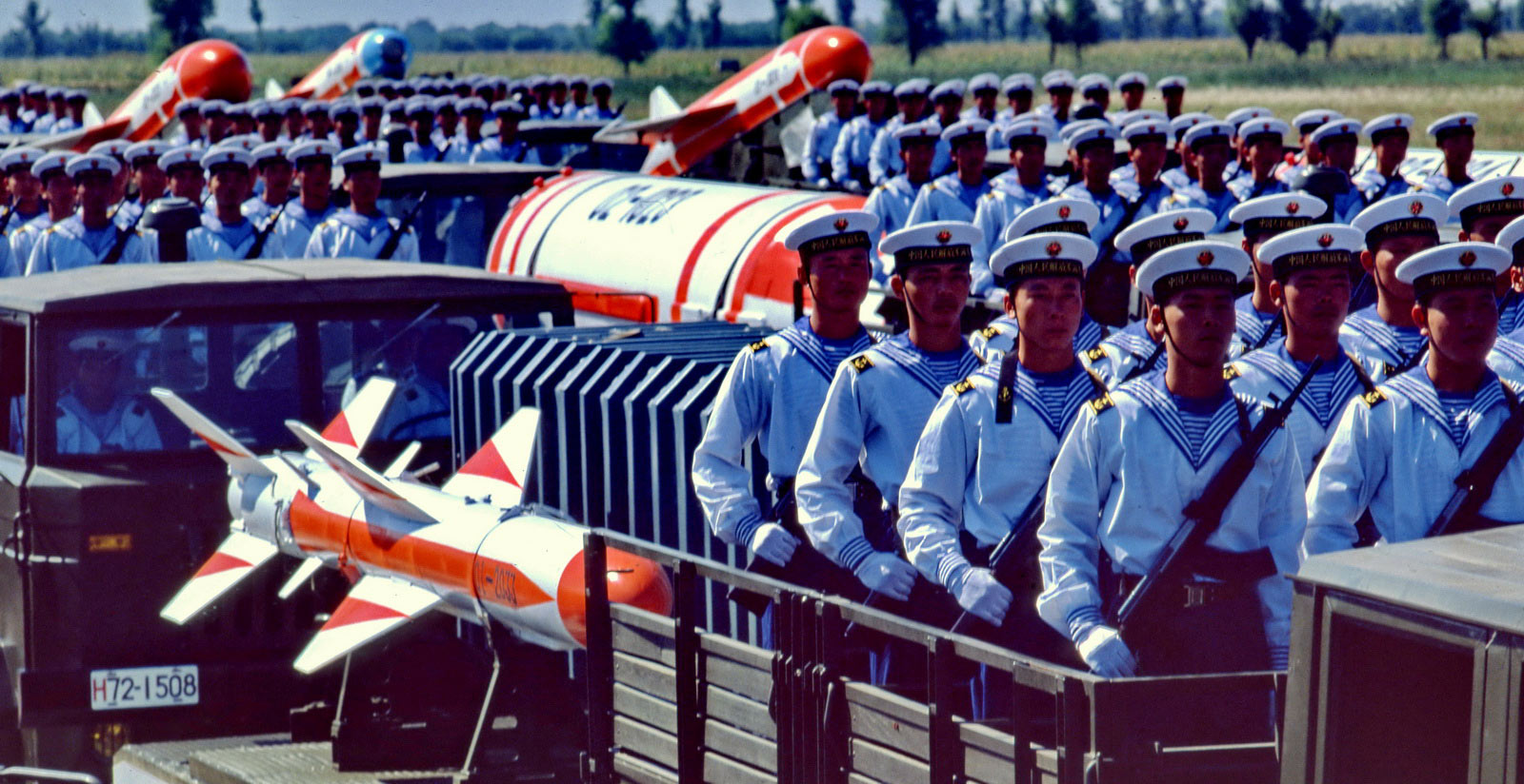 1984年，中华人民共和国国庆35周年阅兵在北京举行。图为海军导弹方队装载着潜艇水下发射的潜地导弹训练。 乔天富摄