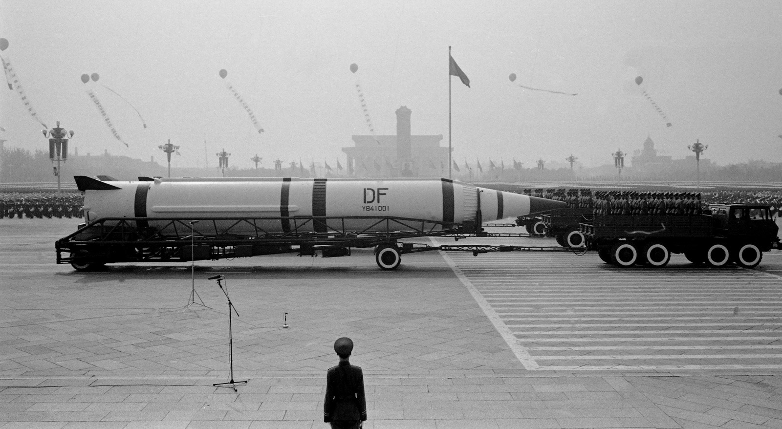 1984年，中华人民共和国国庆35周年阅兵在北京举行。战略导弹方队载着中国设计制造的战略导弹首次公开亮相，壮我国威，振我军威。乔天富摄