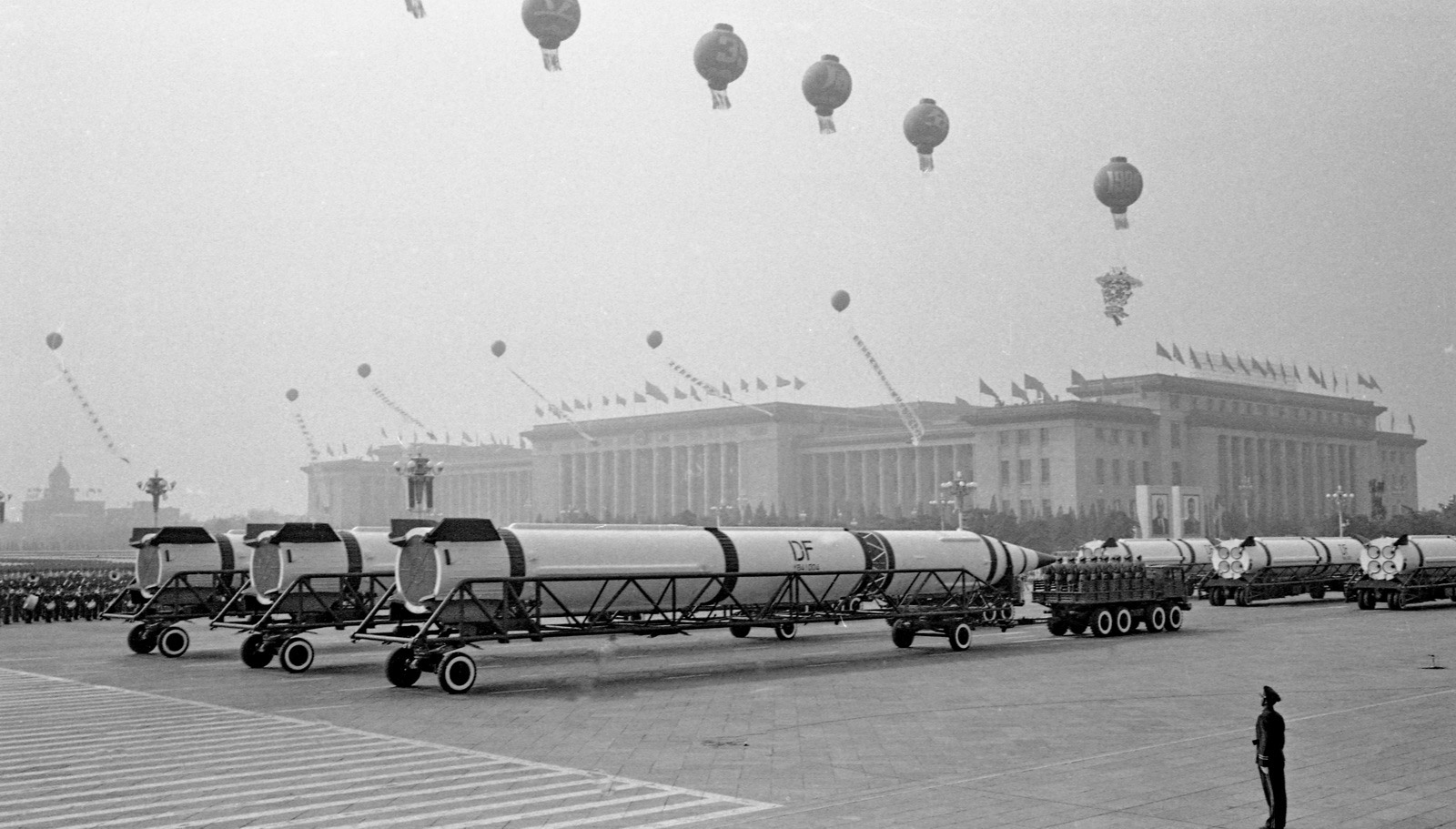 1984年，中华人民共和国国庆35周年阅兵在北京举行。战略导弹方队载着中国设计制造的战略导弹首次公开亮相，壮我国威，振我军威。乔天富摄