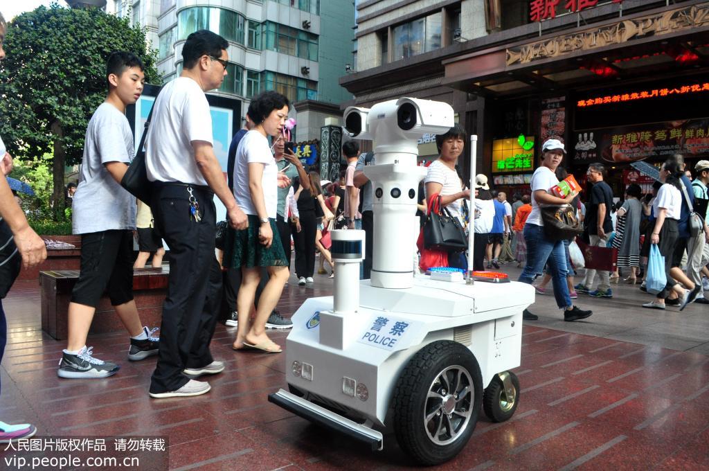 上海：首台5G警用巡邏機器人在南京路步行街上崗