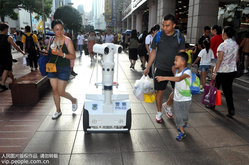 上海：首台5G警用巡邏機器人在南京路步行街上崗【2】