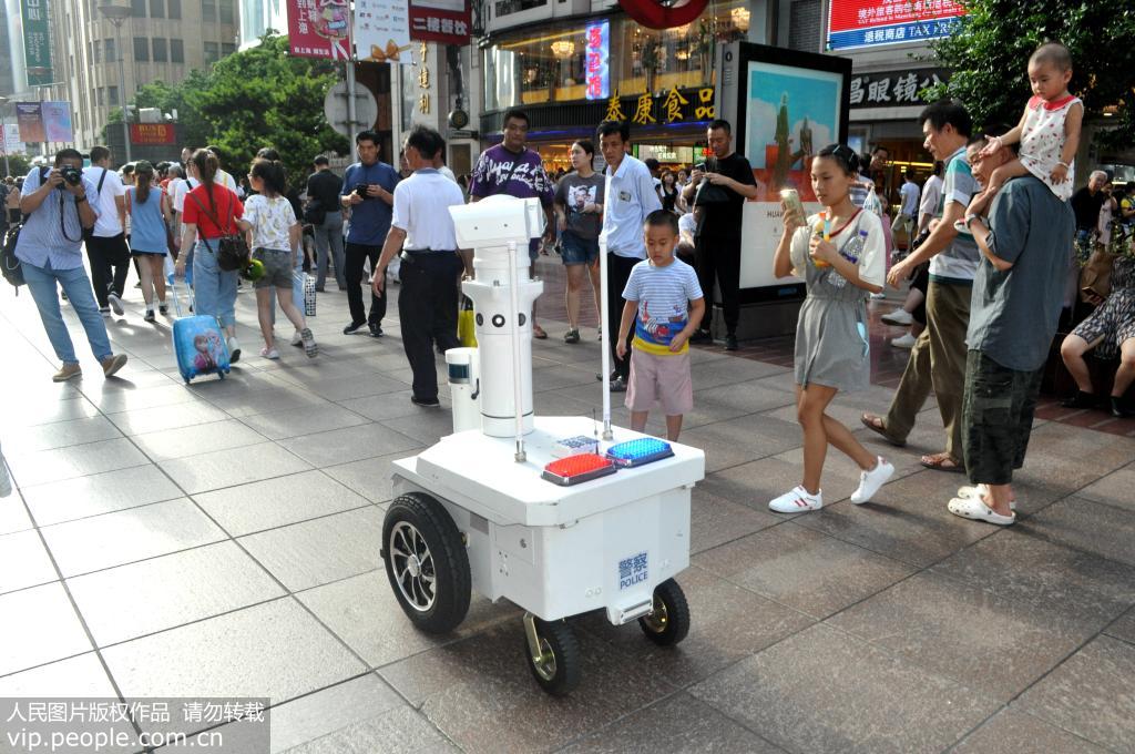 上海：首台5G警用巡邏機器人在南京路步行街上崗【4】