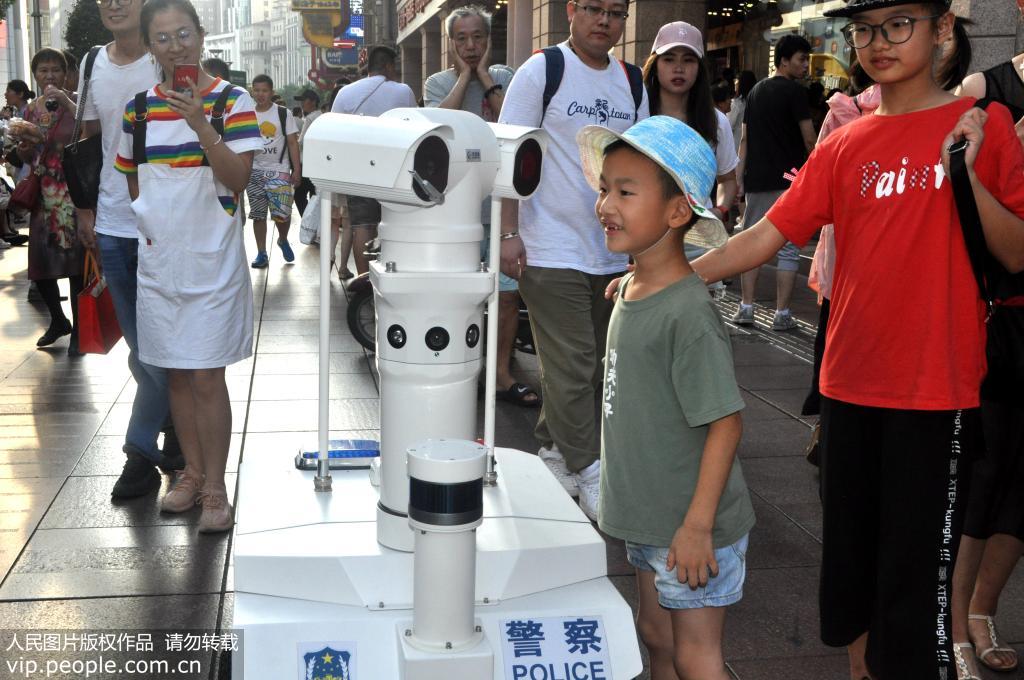 上海：首台5G警用巡邏機器人在南京路步行街上崗【5】
