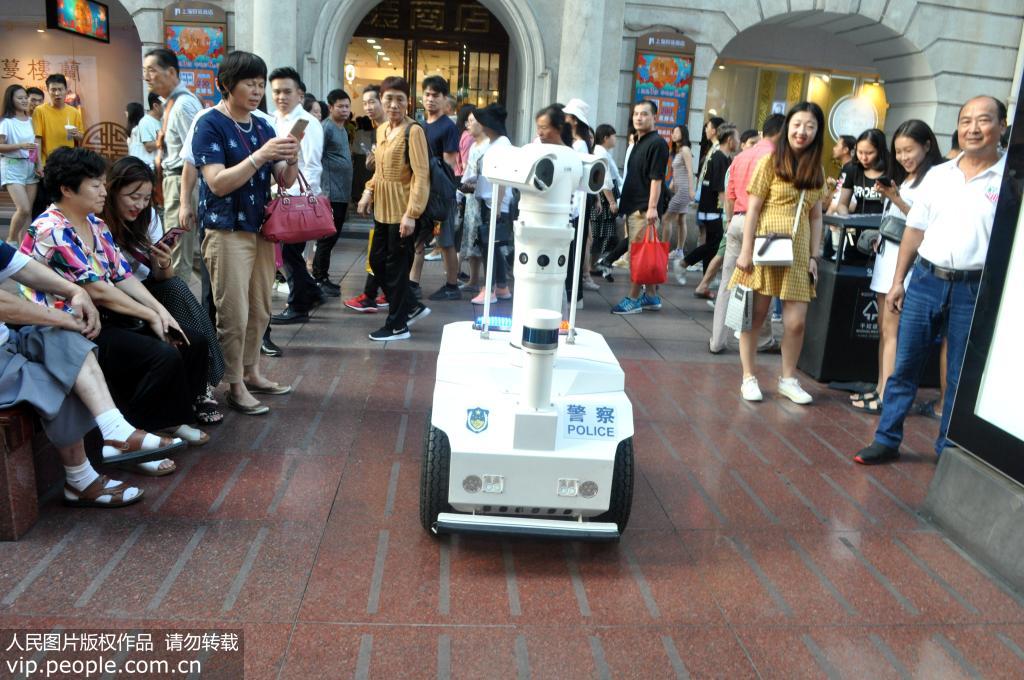 上海：首台5G警用巡邏機器人在南京路步行街上崗【7】