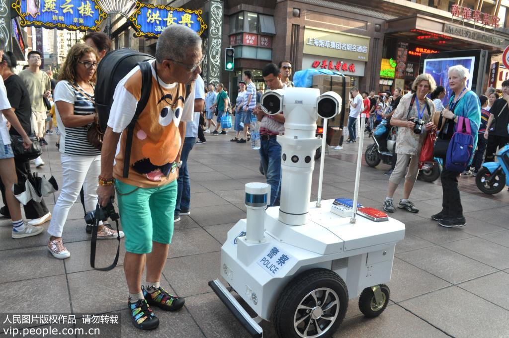 上海：首台5G警用巡邏機器人在南京路步行街上崗【6】