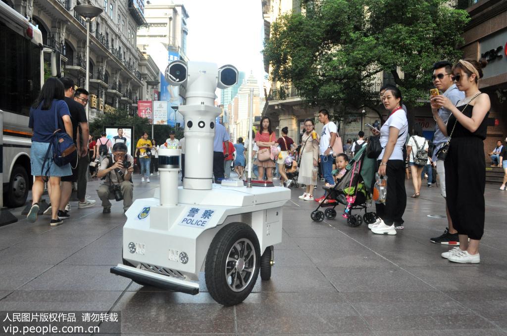 上海：首台5G警用巡邏機器人在南京路步行街上崗【8】