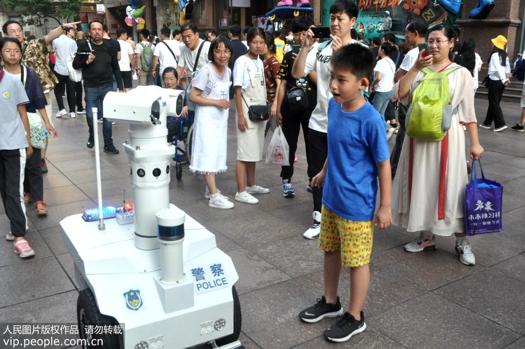 上海：首台5G警用巡邏機器人在南京路步行街上崗【9】