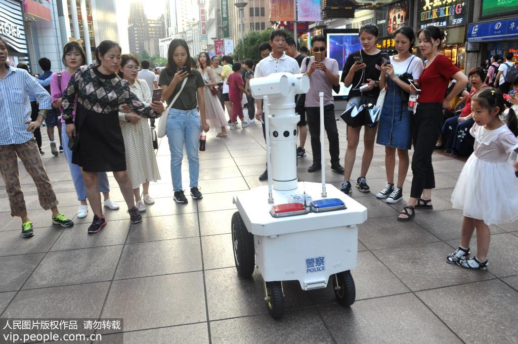 上海：首台5G警用巡邏機器人在南京路步行街上崗【13】