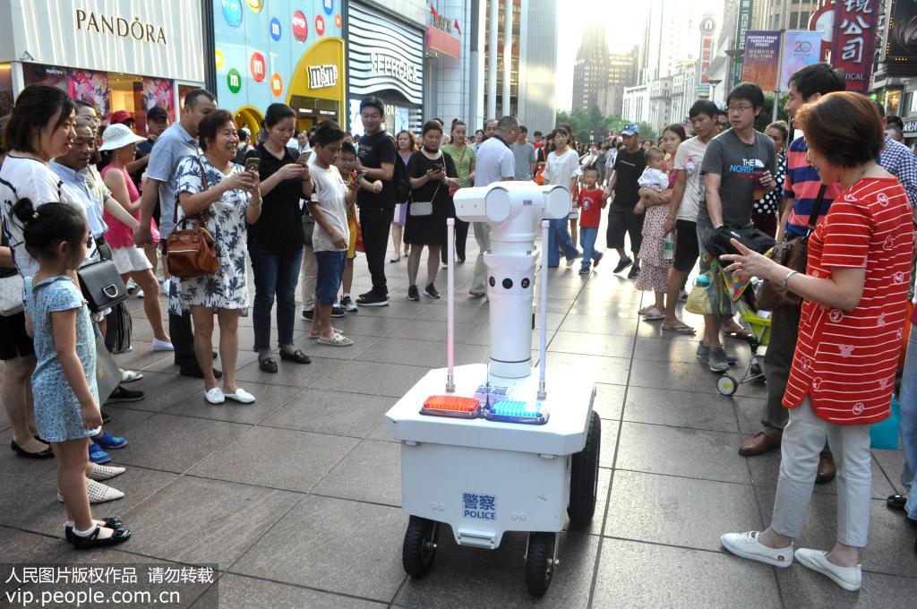 上海：首台5G警用巡邏機器人在南京路步行街上崗【12】