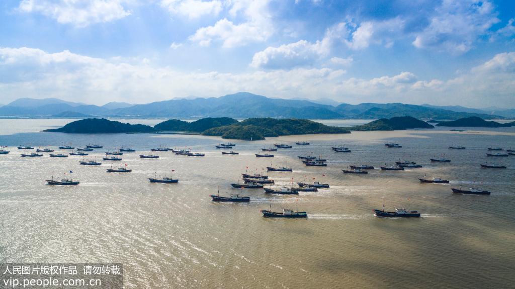 9月16日，随着一声令下，710艘外海渔船从宁波市奉化区桐照等渔村扬帆起航，赶赴东海渔场。（李博腾/人民图片）