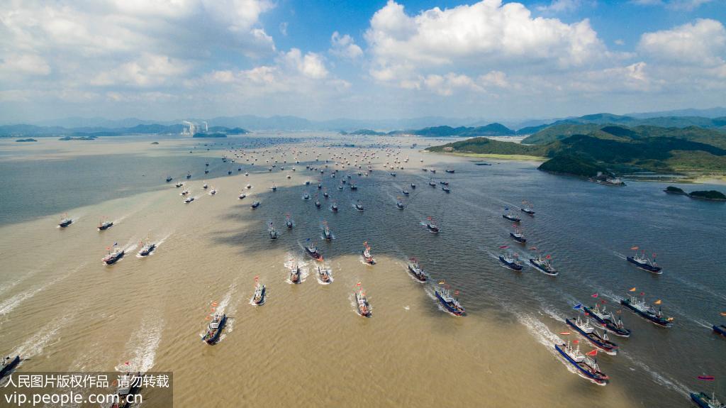 9月16日，随着一声令下，710艘外海渔船从宁波市奉化区桐照等渔村扬帆起航，赶赴东海渔场。（李博腾/人民图片）