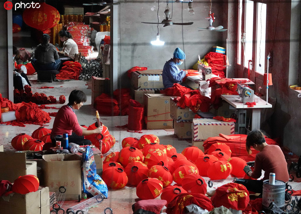 山西數百名村民加班加點趕制大紅燈籠 喜迎新中國成立70周年