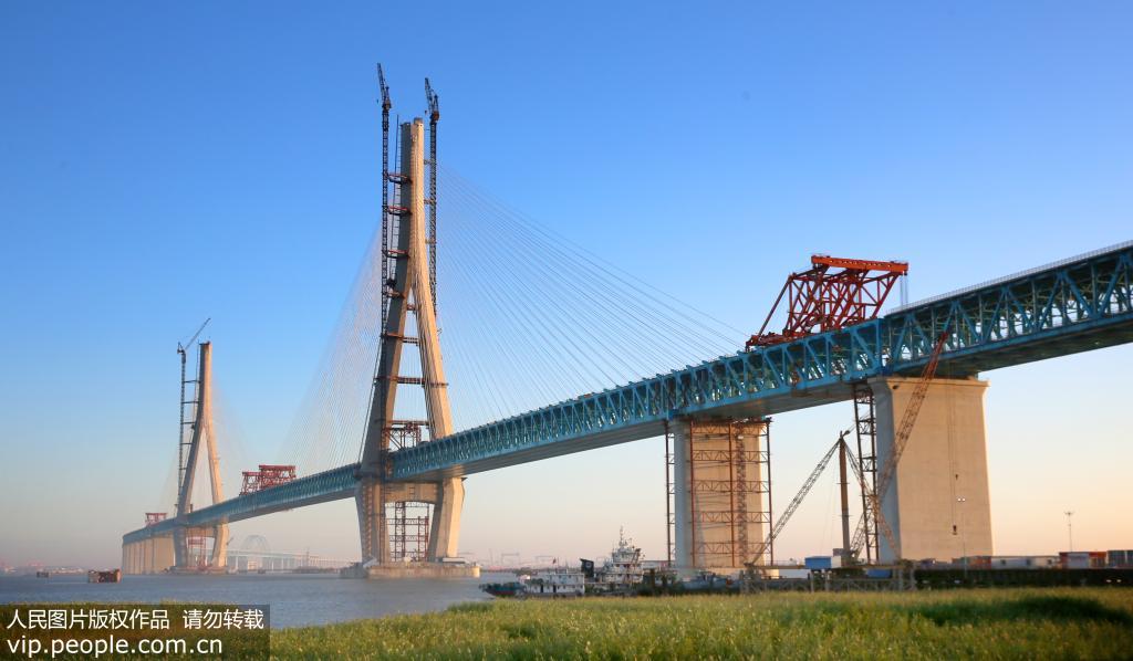 世界首座主跨超千米的公铁两用斜拉桥――沪通长江大桥全桥合龙