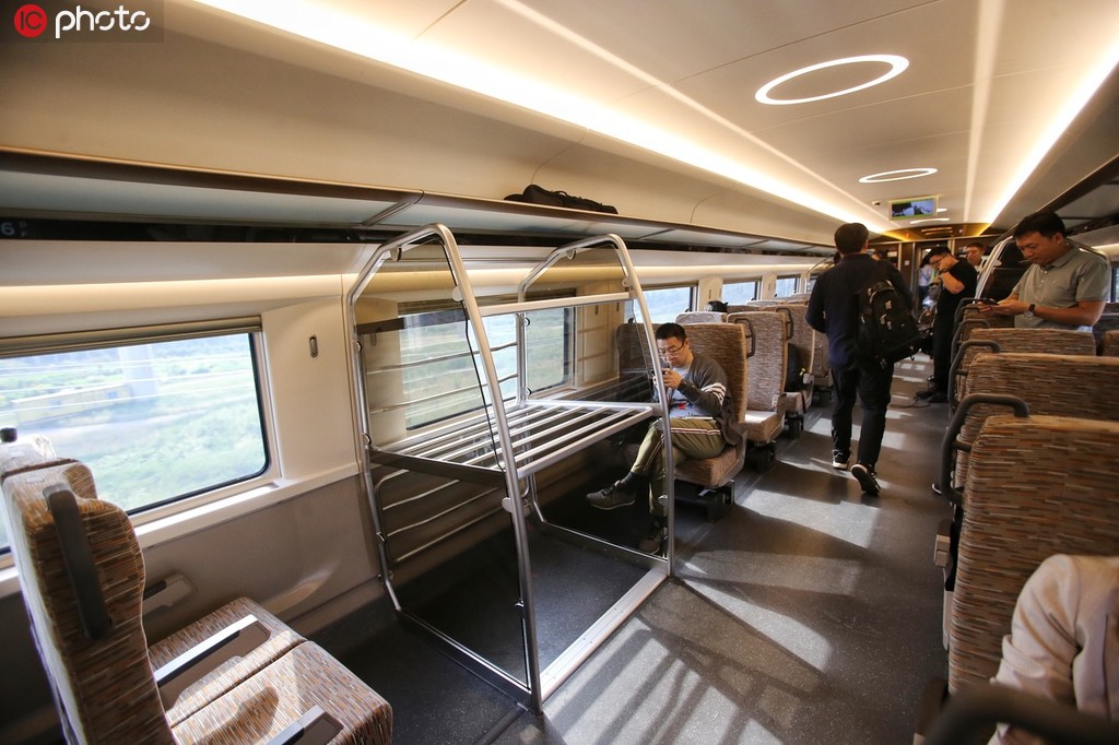 9月20日，改造后，二等座車廂座位由原來的2+3變成了2+2，車廂中部和兩側安裝了大件行李架，過道寬度增加到1.01米。（IC photo）