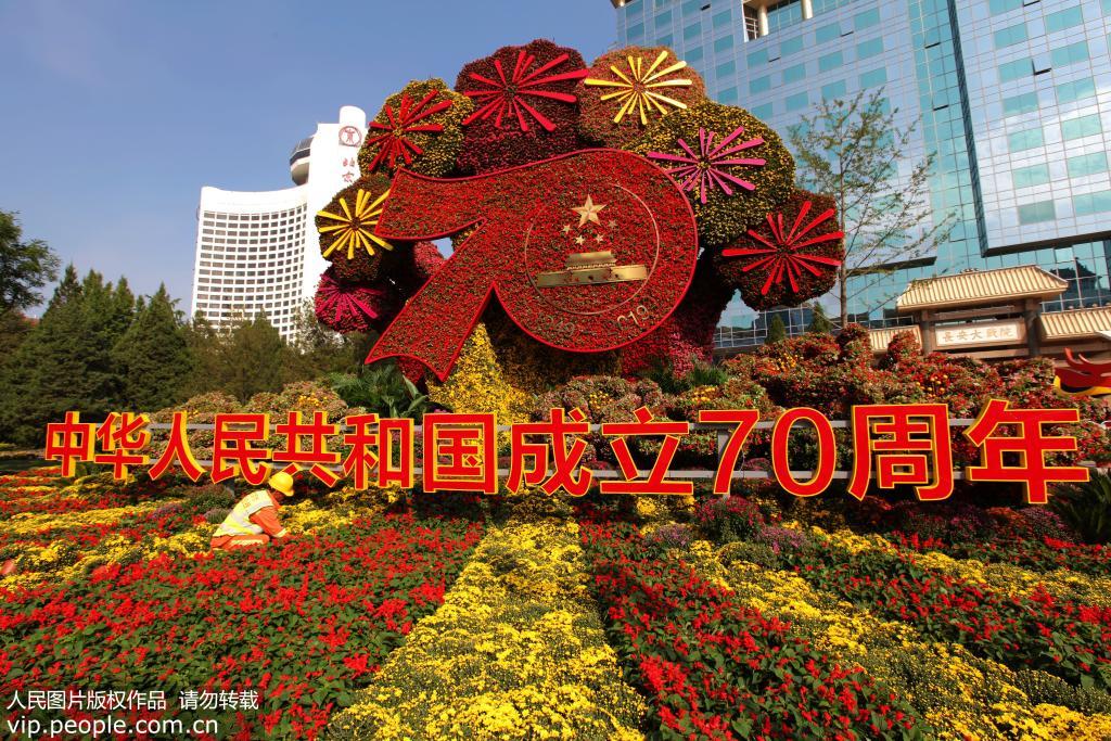 北京：國慶花壇亮相長安街