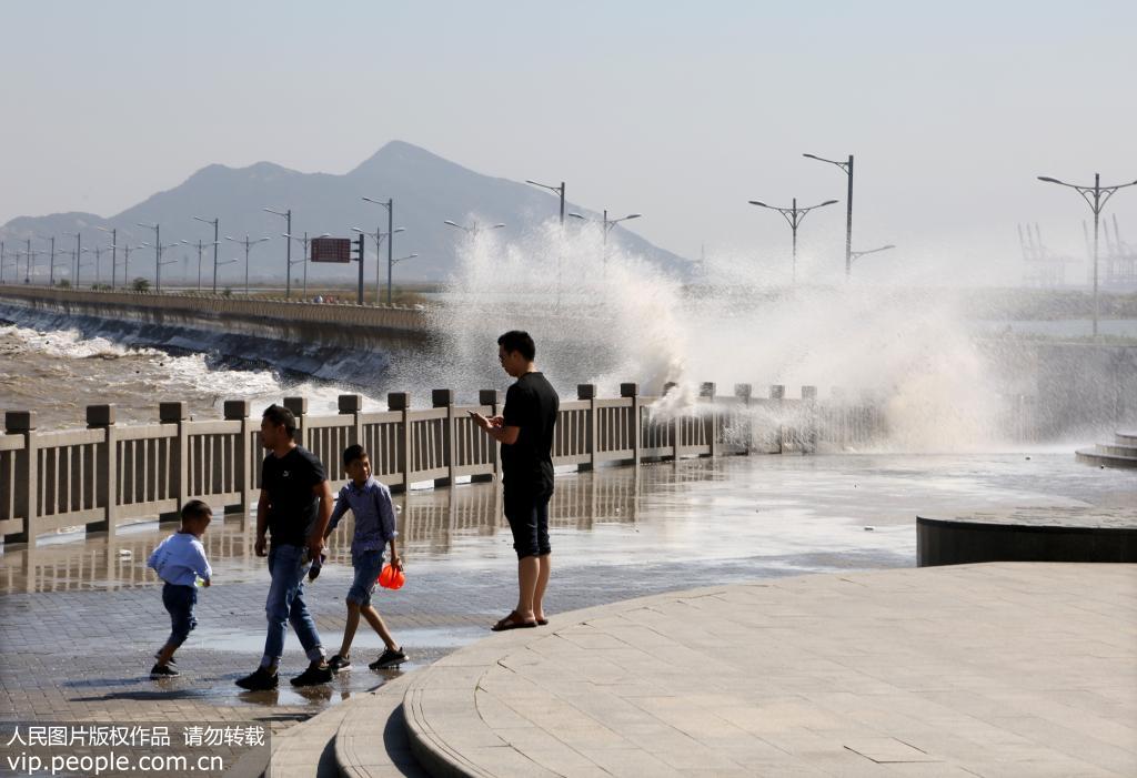 江蘇連雲港：台風“塔巴”來襲 海濱掀巨浪
