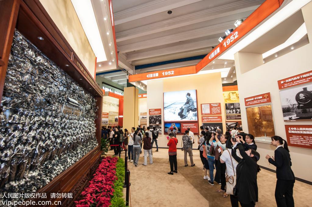 觀眾在拍攝大型銀雕“中華民族一家親 同心共筑中國夢”。