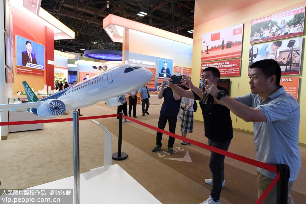 觀眾用手機拍攝國產大飛機C919模型。