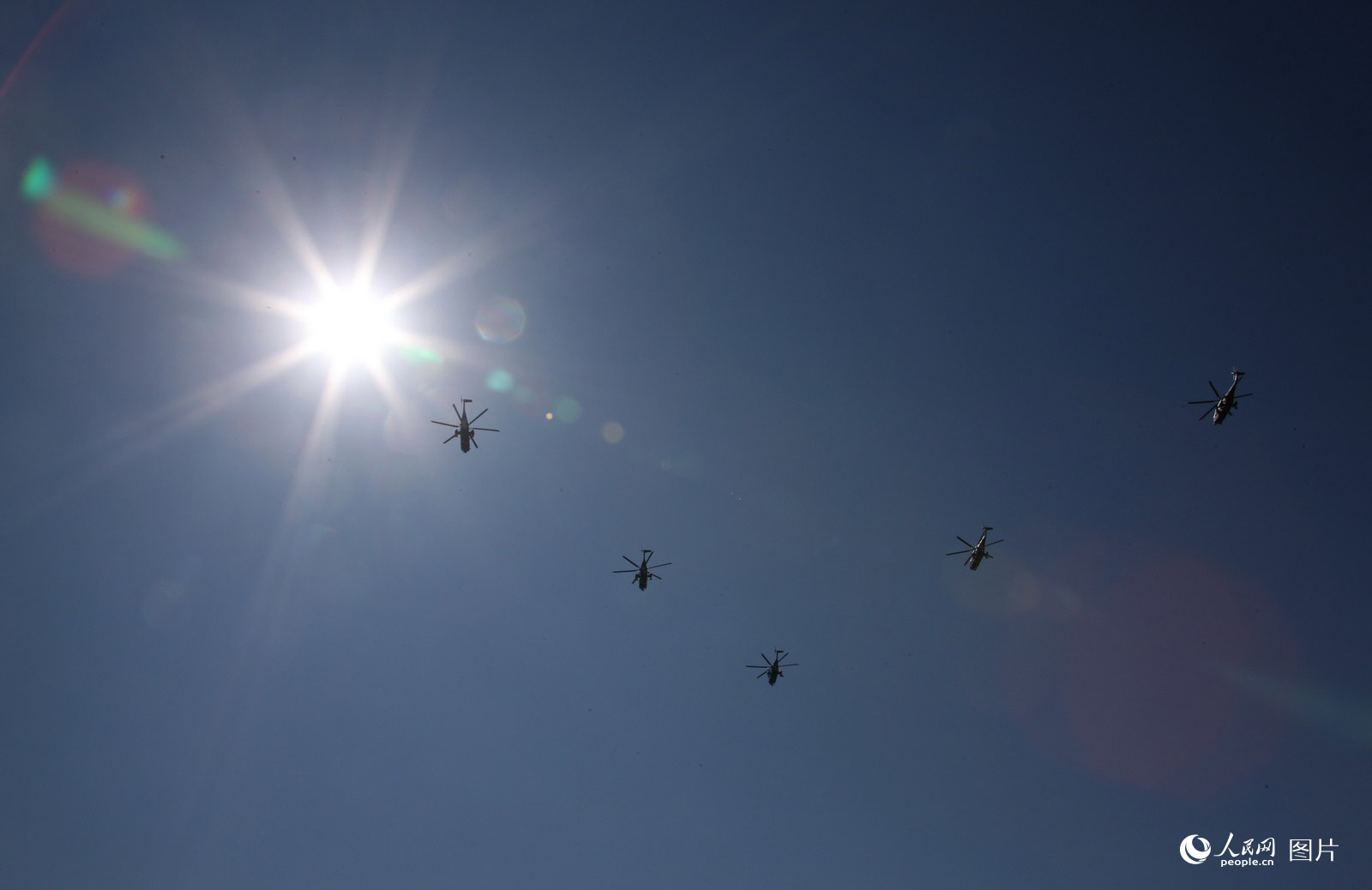 直升機直-8梯隊飛越天安門廣場。  喬天富攝