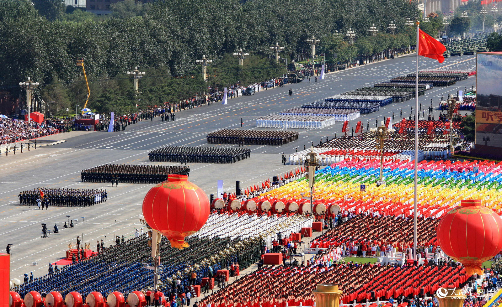 2009年10月1日，中華人民共和國成立60周年盛大閱兵慶典在首都北京舉行，中國人民解放軍陸海空三軍14個徒步方隊通過天安門。喬天富攝