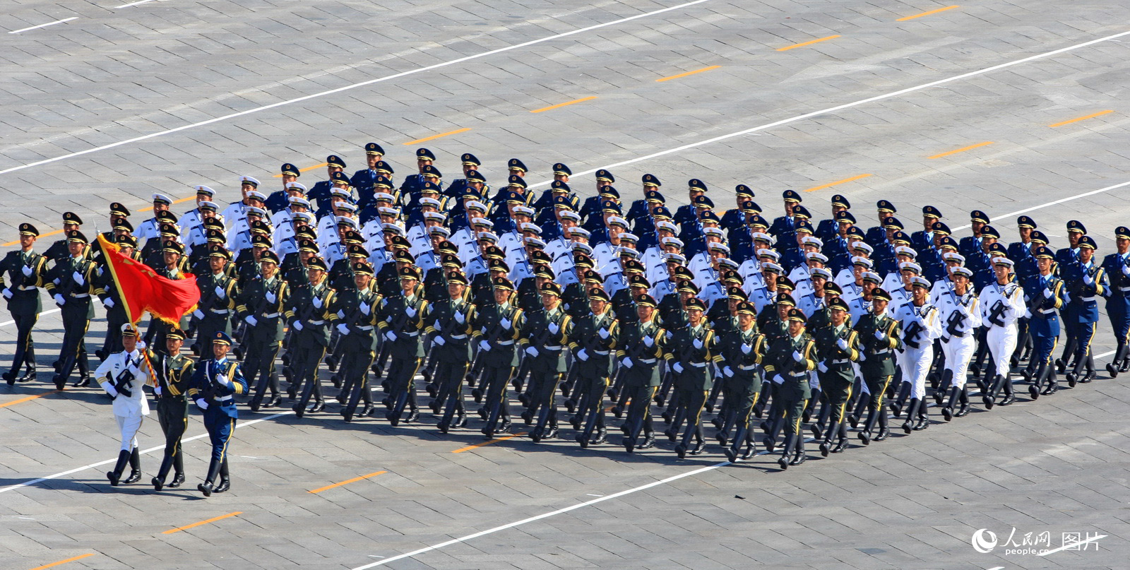 中國人民解放軍陸海空三軍儀仗隊通過天安門。喬天富攝