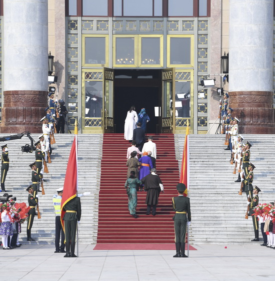 9月29日上午，國家勛章和國家榮譽稱號獲得者抵達人民大會堂。 新華社記者 張領 攝