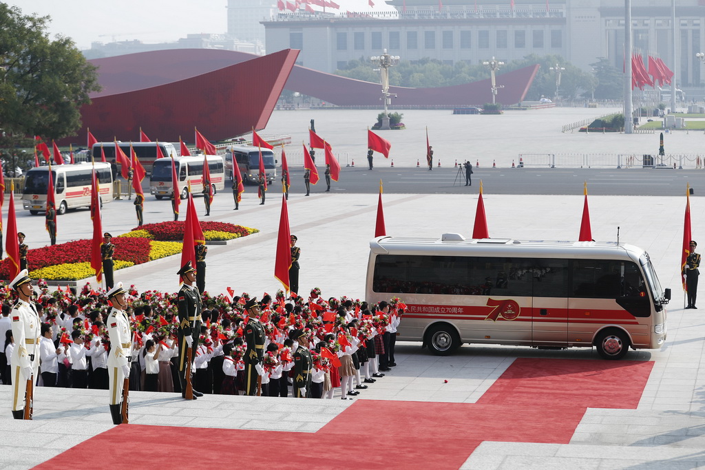9月29日上午，國家勛章和國家榮譽稱號獲得者抵達人民大會堂。 新華社記者 張領 攝