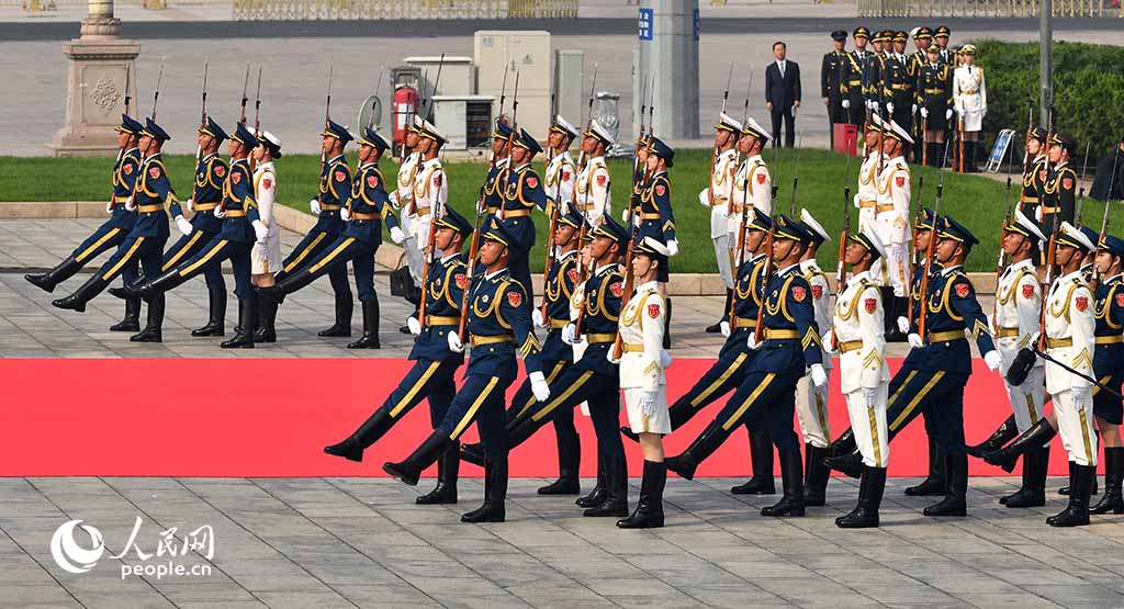 烈士纪念日向人民英雄敬献花篮仪式在北京天安门广场隆重举行。人民网记者  雷声 摄