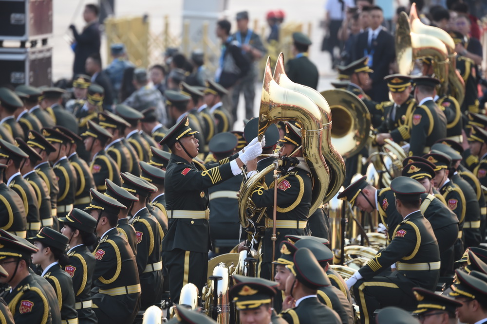 這是解放軍聯合軍樂團為演奏做准備。新華社記者 姜克紅 攝