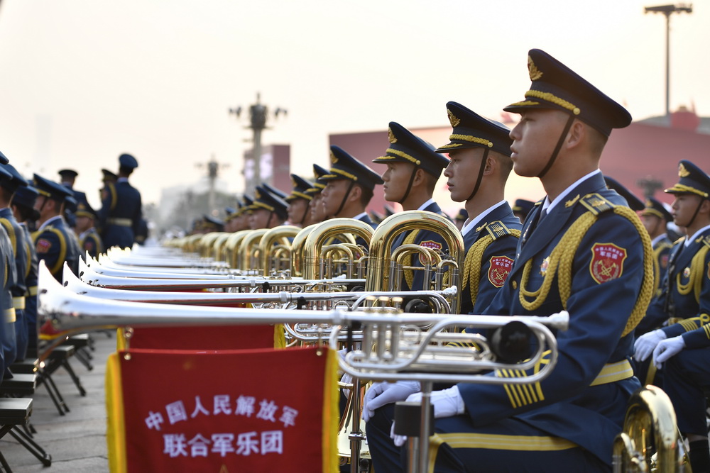 這是解放軍聯合軍樂團為演奏做准備。新華社記者 陳益宸 攝