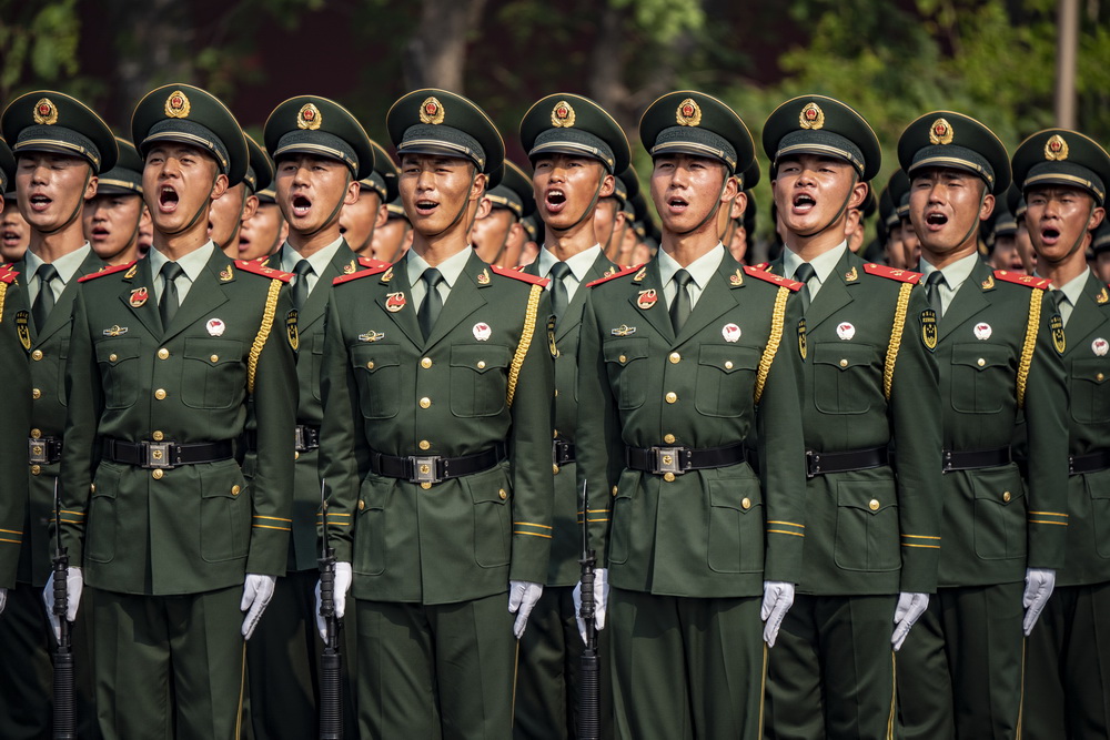 受阅部队官兵在庆祝大会上唱国歌。新华社记者江文耀摄