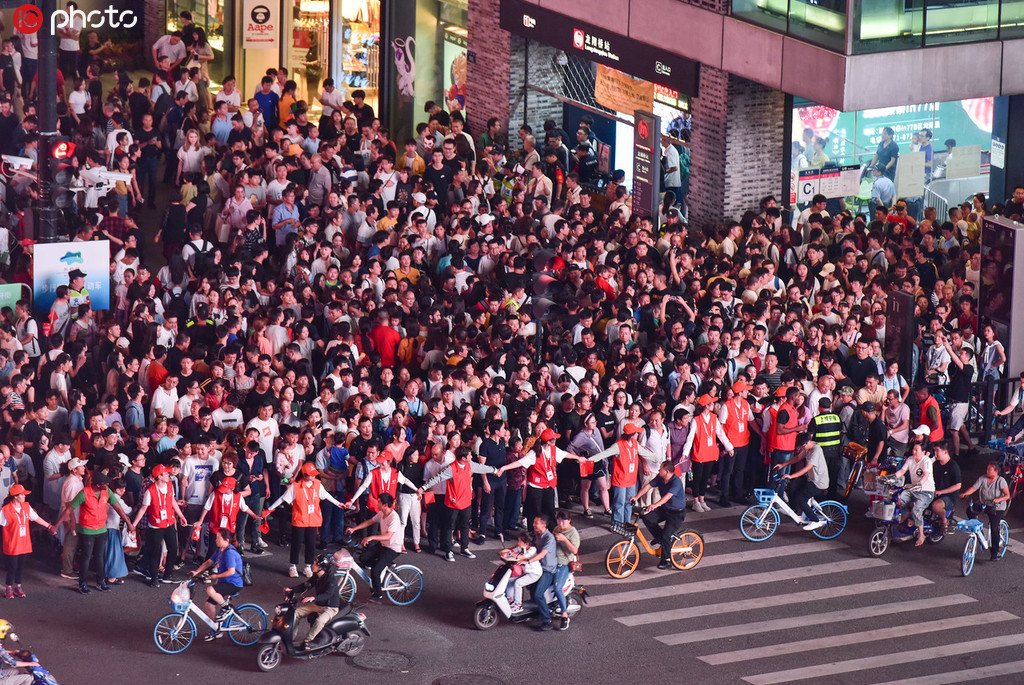 杭州新湖濱步行街迎國慶客流高峰 志願者組人牆疏導交通