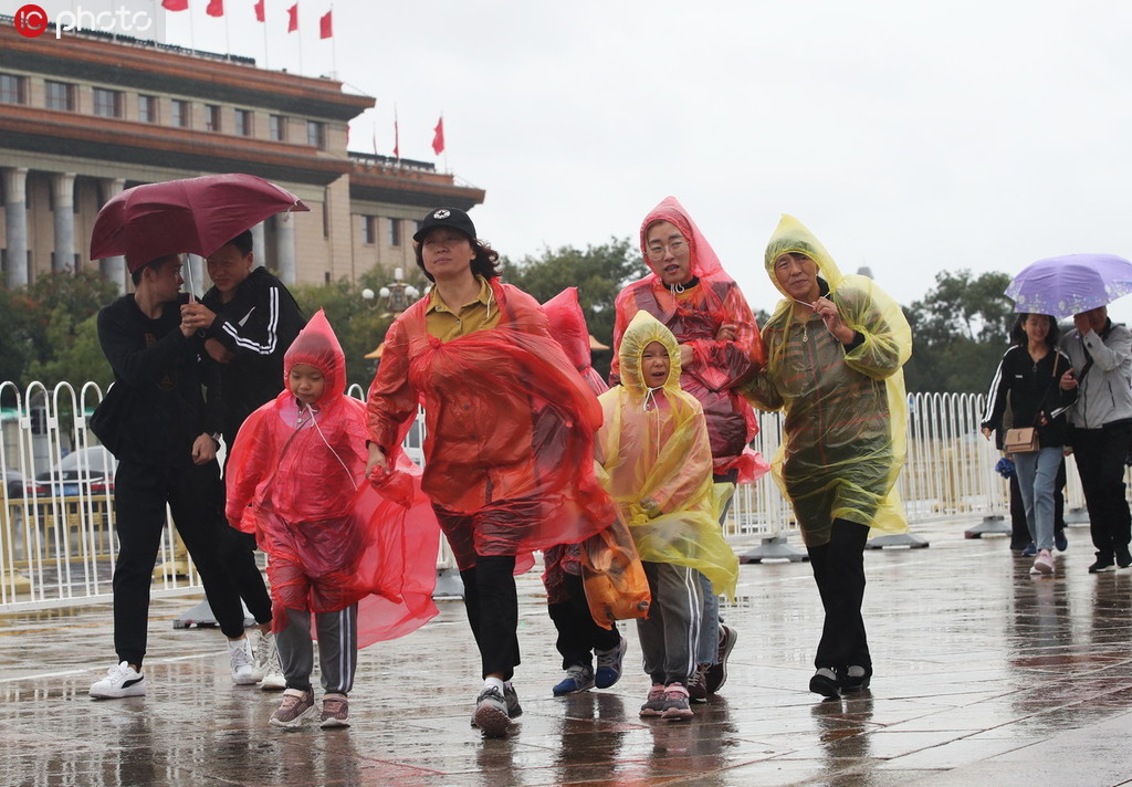 2019年10月4日，北京國慶假期第四天降雨降溫，天安門廣場人山人海依舊，游客冒雨游覽熱情不減。當天北京一場秋雨如約而至，在雨水的打壓下，最高氣溫驟降至15度。
