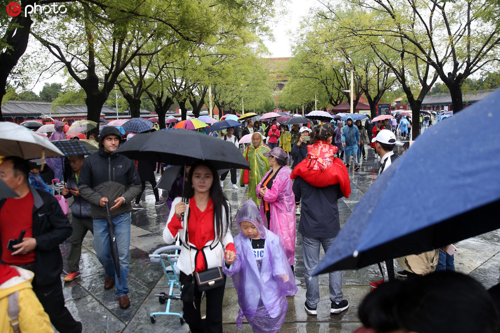 北京迎降雨降溫天氣 游客熱情不減【4】