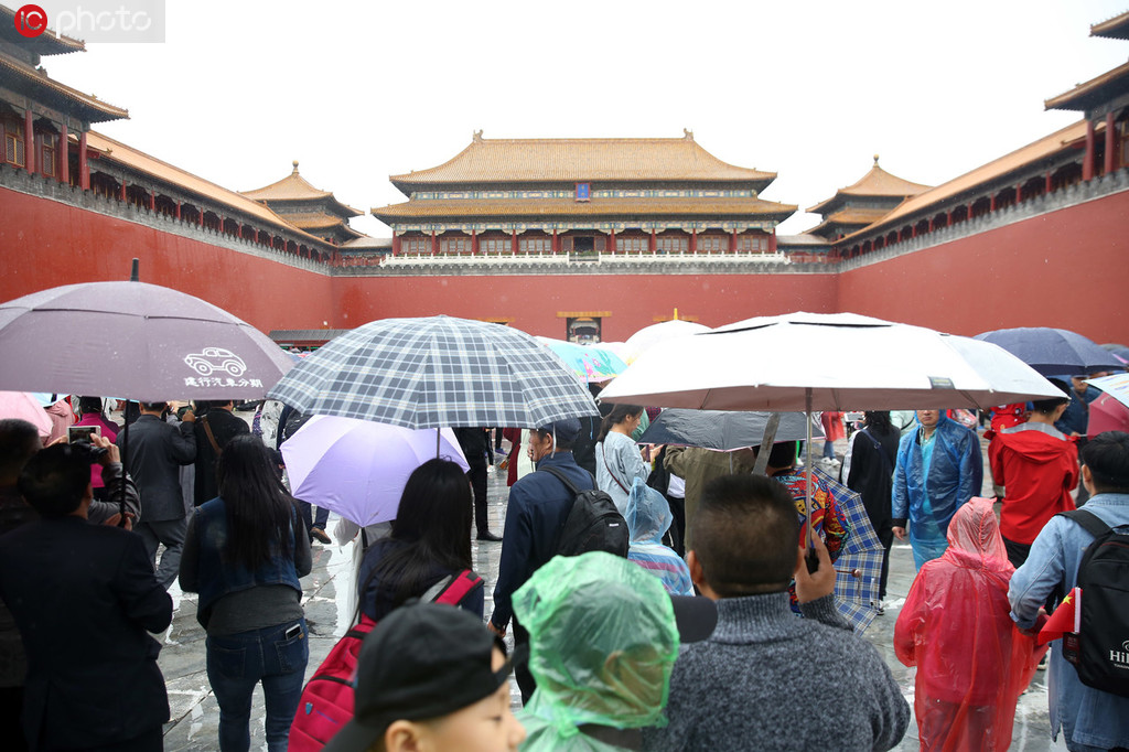 北京迎降雨降溫天氣 游客熱情不減