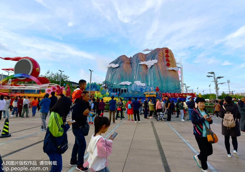 國慶彩車亮相北京奧林匹克公園引來眾多參觀者【6】