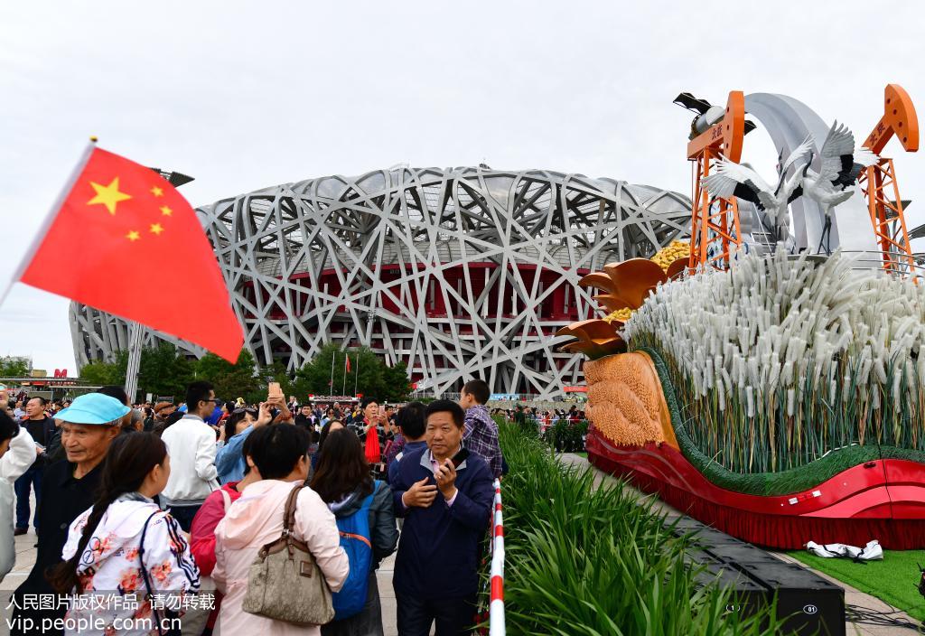 国庆彩车亮相北京奥林匹克公园引来众多参观者【4】