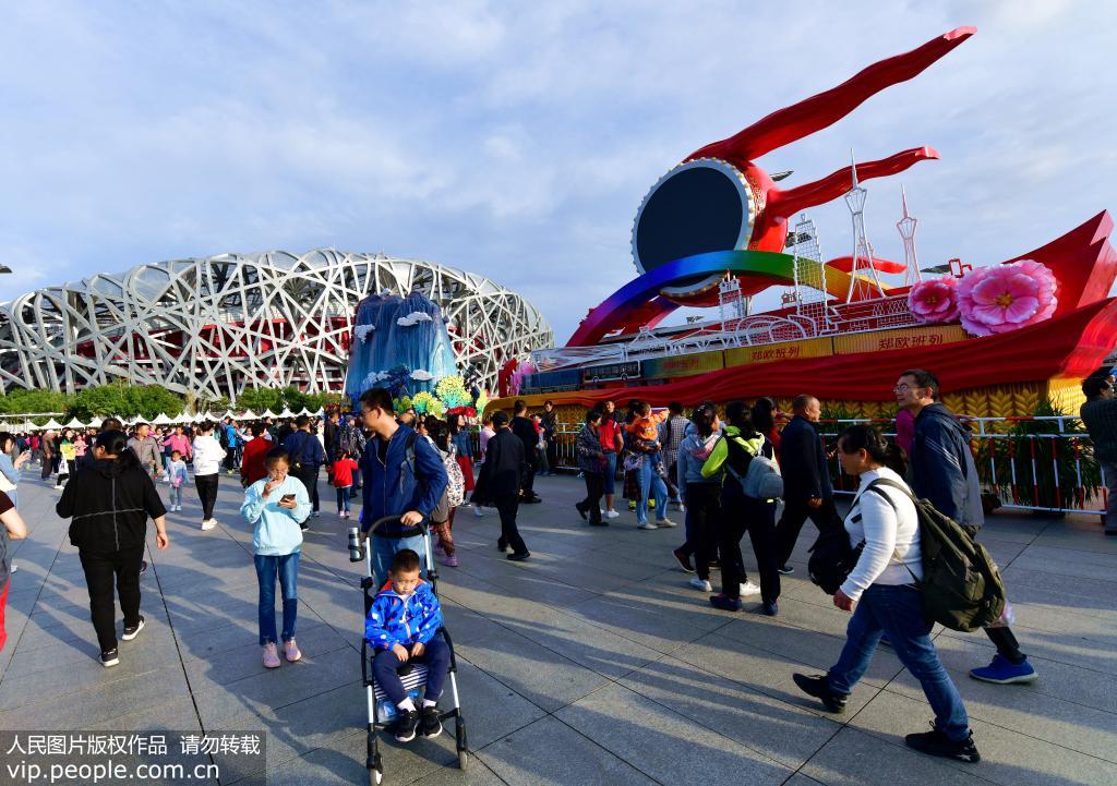 国庆彩车亮相北京奥林匹克公园引来众多参观者【13】