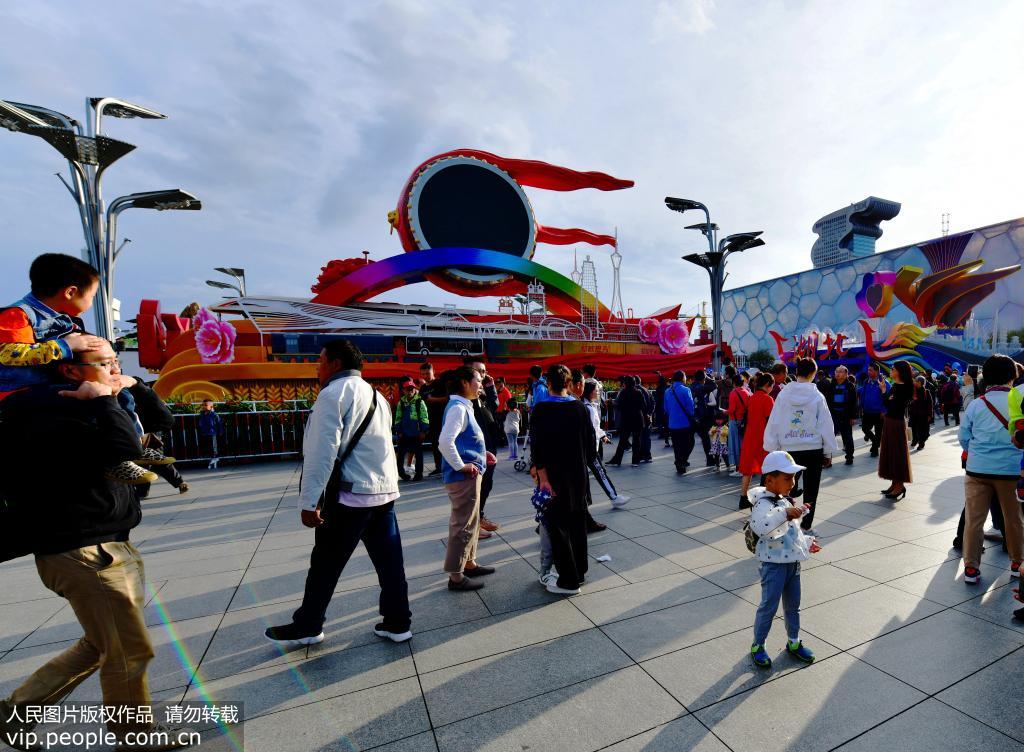 國慶彩車亮相北京奧林匹克公園引來眾多參觀者【12】