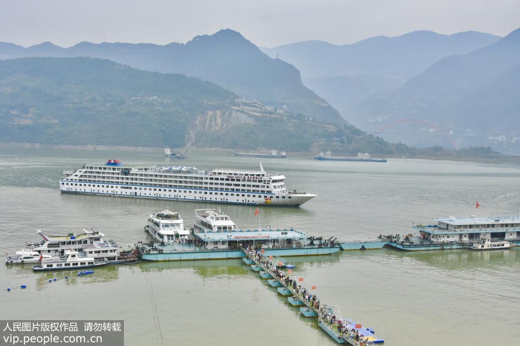 長江三峽庫區上游水位達到164.66米 又現高峽平湖美景