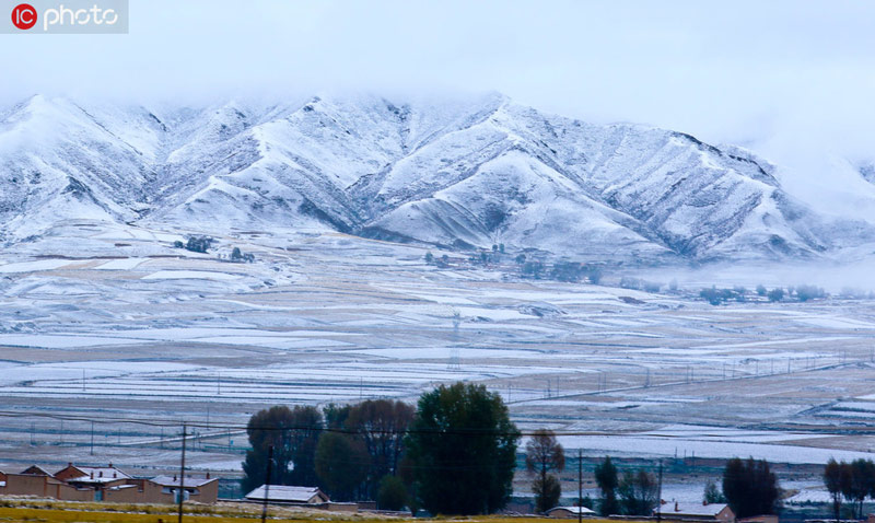 雪后的祁連山群迤邐，銀裝素裹，妖嬈多姿，放眼望去猶如一幅美麗的風景畫，美不勝收。