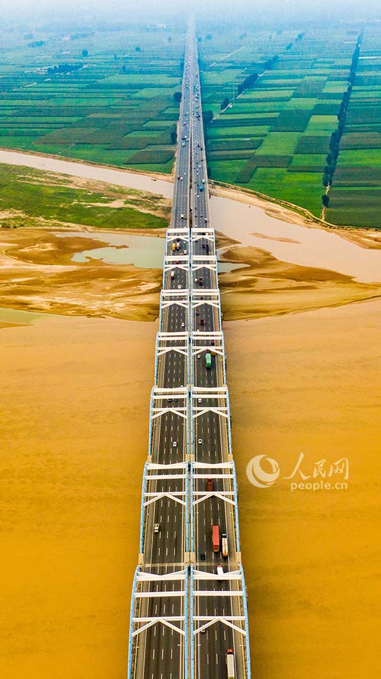 河南鄭州劉江黃河大橋。是目前亞洲最長最寬的高速公路大橋。劉帥冶 攝