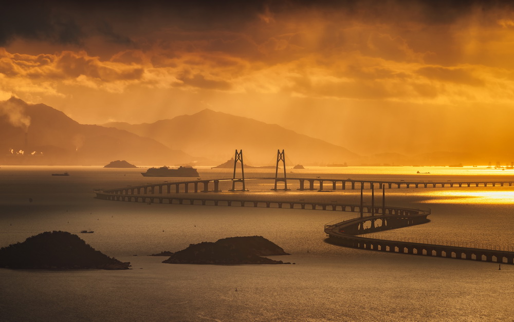 2018年7月，港珠澳大橋。港珠澳大橋是中國建設史上施工難度最大的跨海大橋，其工程規模大、施工周期短，跨海路段全長約35.6千米，建設完成后僅專利申請多達600多項，彌補了多個領域的空白，打破了多項世界紀錄。港珠澳大橋的開通還拉近了香港、珠海和澳門三地之間的距離，加快了三地之間的往來。潘力 攝