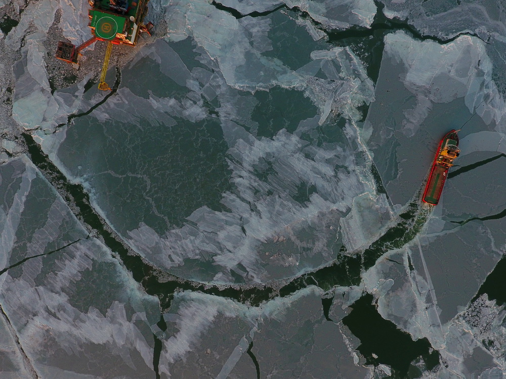 2018年1月，渤海遼東灣錦州9-3油田被海冰包圍，中國海油調用破冰船進行破冰作業，保障生產。海冰，是海洋氣象學中的一種海洋現象。對海上設施來說，它是地地道道的“白色殺手”和“破壞之王”。抗冰不隻需要高科技手段，也需要煥發人骨子裡火熱的戰斗精神。每到冬天最冷時，由冰、火、石油等元素構成的大片，便會在這裡震撼上演。李佑坤 攝