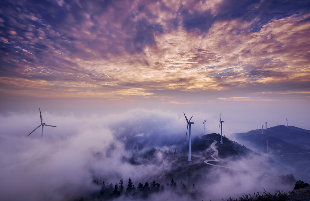 2014年，湖北省大悟縣仙居頂風力發電場。仙居頂風力發電場是國家建設的重點項目，於2009年4月18日開工，次年40台風機全部投產發電，該工程年節約標准煤1.8萬噸，減少二氧化硫排放量約為290噸，為大悟縣旅游資源增添一處獨特景觀，對於有效減少能源消耗，優化能源結構，推動當地經濟社會發展具有重要意義。李學黨 攝