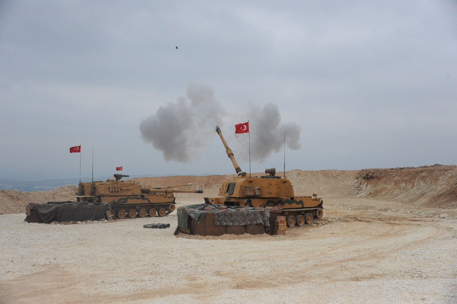 10月9日，土耳其武裝部隊在土敘邊境對敘利亞北部的庫爾德工人黨等武裝發動軍事行動。