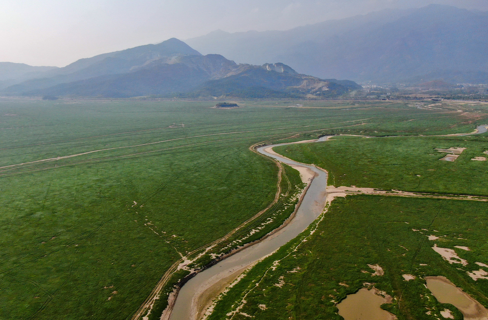 這是在江西省廬山市拍攝的鄱陽湖湖區（10月9日無人機拍攝）。