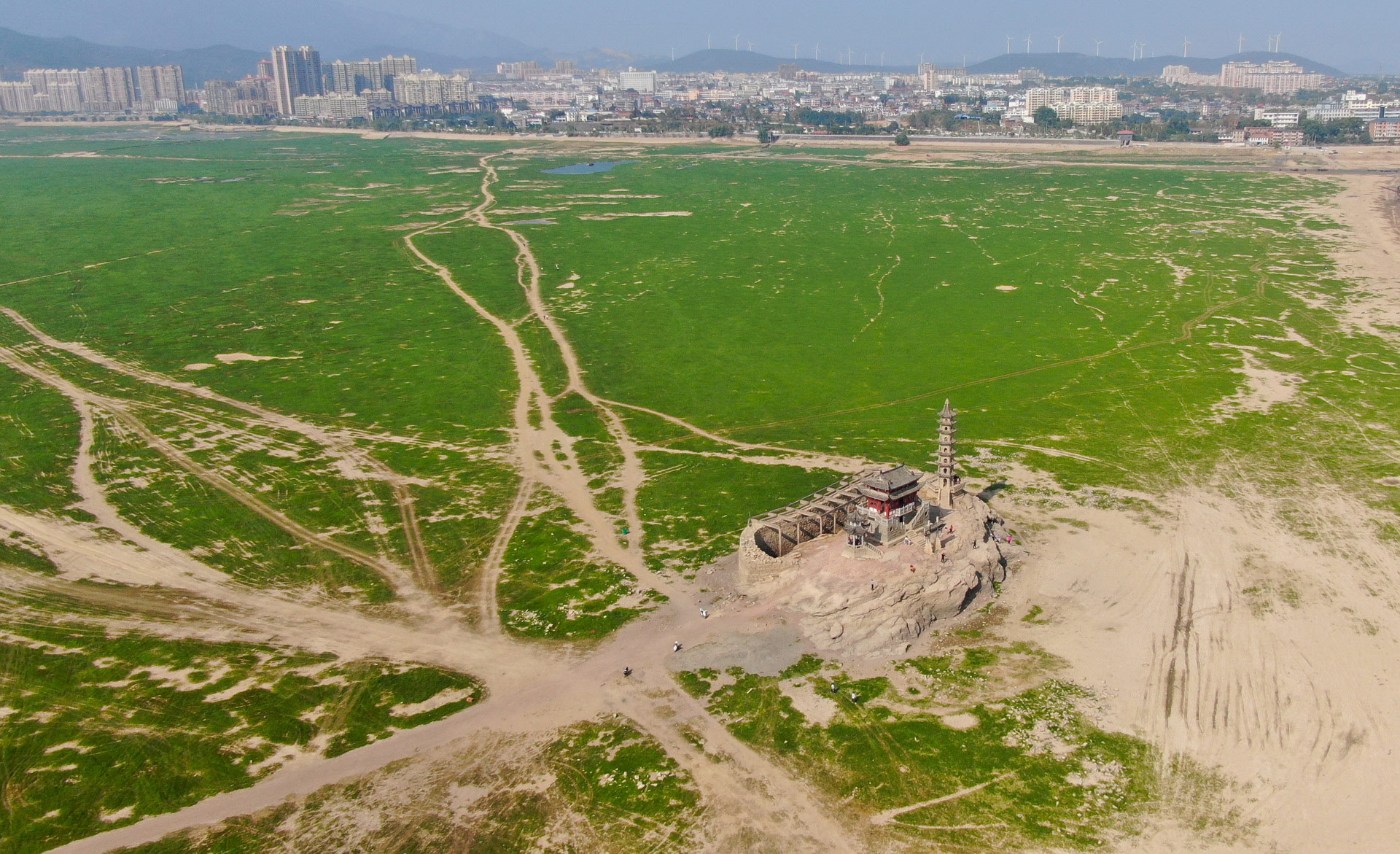這是在江西省廬山市拍攝的鄱陽湖湖區（10月9日無人機拍攝）。隨著水位下降，湖底的落星墩也展現出來。