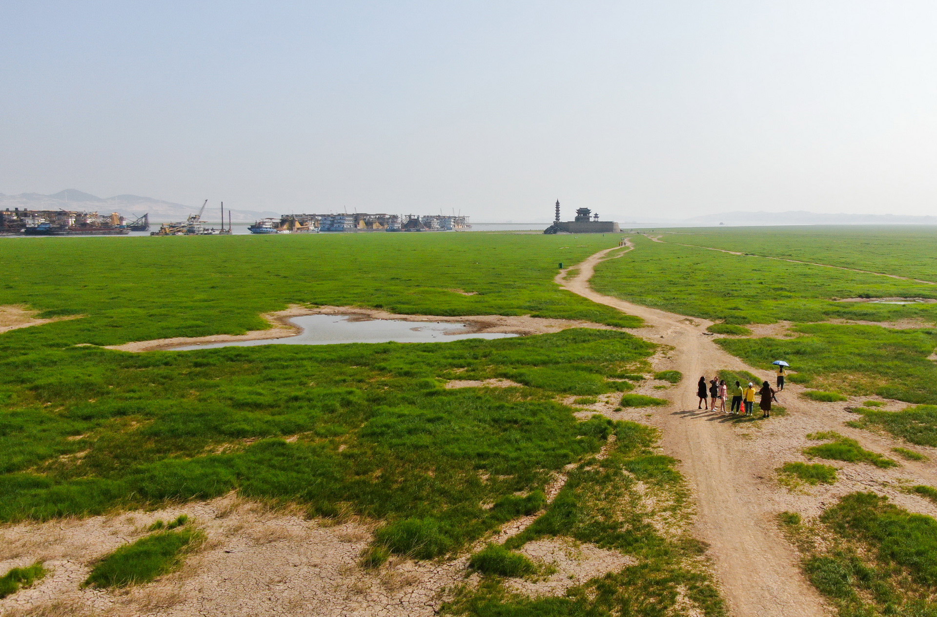 10月9日，江西省廬山市，游客行走在鄱陽湖湖區干涸的湖面上（無人機拍攝）。